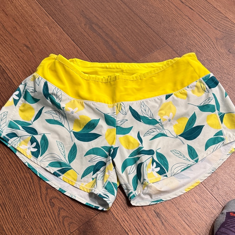 Oiselle Women’s Yellow Lemon-Print Active Shorts